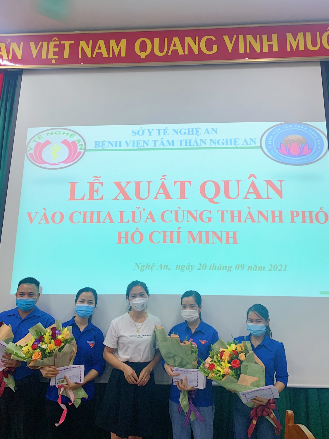 các trưởng/phó khoa phòng tặng quà cho đoàn