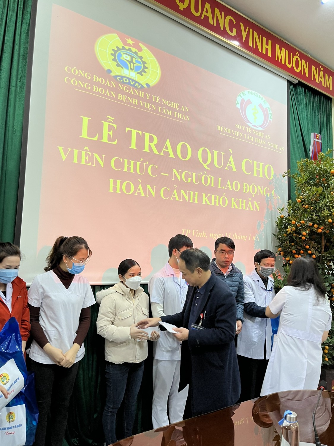 BỆNH VIỆN TÂM THẦN NGHỆ AN TRAO QUÀ CHO VC, NLĐ CÓ HOÀN CẢNH KHÓ KHĂN NHÂN DỊP TẾT 2023