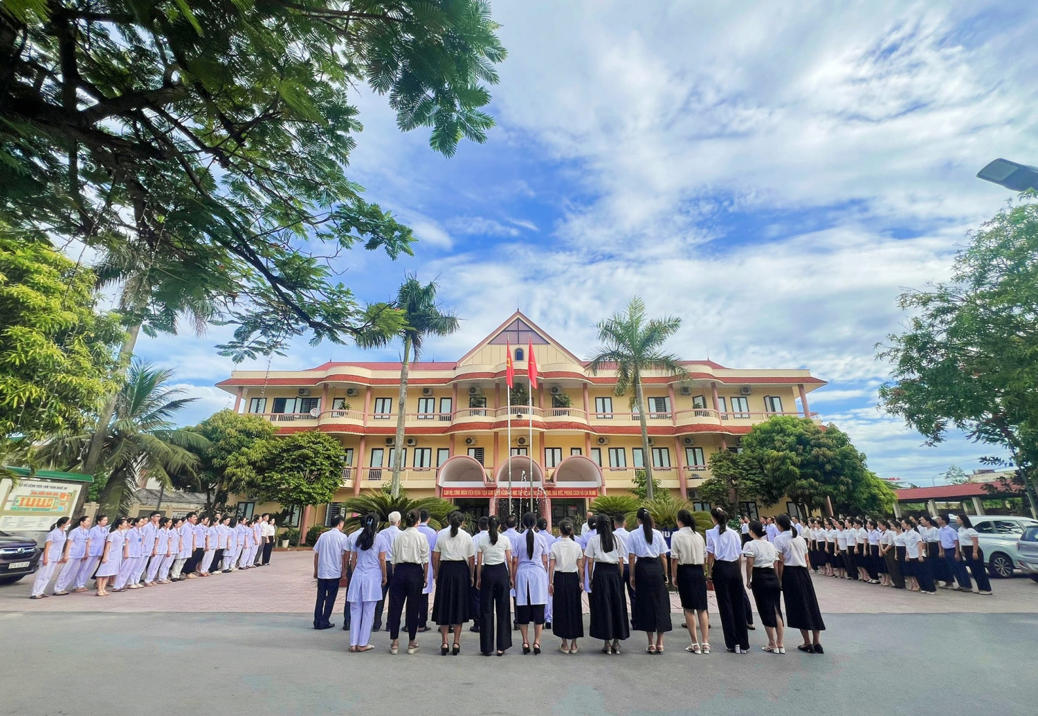 TRANG NGIÊM LỄ CHÀO CỜ ĐẦU TUẦN