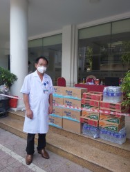 BỆNH VIỆN TÂM THẦN NGHỆ AN THĂM HỎI, TRAO QUÀ CHO VIÊN CHỨC BỆNH VIỆN ĐANG THỰC HIỆN CÁCH LY Y TẾ
